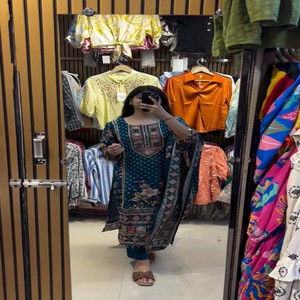 VASTRA COTTAGE Conjunto de Diseñador con Top y Pantalón Estampados Chinon, Dupatta con Borde de Encaje y Monedas con Detalles de Espejo, y Micro Interior, Atuendo Étnico para Fiesta - Product Image 1