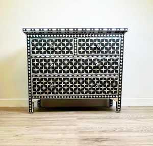 Commode de salon moderne faite à la main, style géométrique noir et blanc, incrustation nacre, 5+ tiroirs - Product Image 3