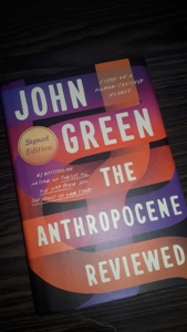 El Antropoceno revisado por John Green, ensayos en inglés de formato paperback sobre la vida humana y el planeta - Product Image 3