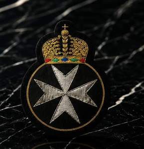 Écusson brodé personnalisé croix argentée avec motif aigle couronné, à coudre en dentelle, badge en tissu avec épingle de sûreté pour vêtement, style circulaire - Product Image 1