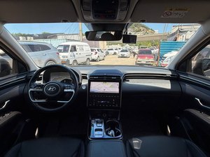 รถ SUV Tucson ปี 2022 สีเทา มือสอง เครื่องยนต์เบนซิน กุญแจสมาร์ทคีย์ ระบบเตือนล้อหลุด (LDWS) เบาะนั่งแบบมีระบบทำความร้อนและระบายอากาศ พวงมาลัยซ้าย 5 ที่นั่ง รถนำเข้าจากเกาหลี - Product Image 3