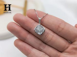 Collier Pendentif Fleur Personnalisé en Argent Sterling 925 avec Diamant de Laboratoire Taillé Baguette Effilé et Sertissage Glacé, Vente en Gros - Product Image 5