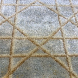 Alfombra Moderna de Lujo con Diseño Geométrico de Cancheo, Alfombra de Seda con Relieve Dorado y Plateado y Flecos, Pelo Corto - Product Image 4