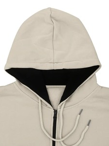 Survêtement tendance et ample, conçu avec un sweat à capuche décontracté, un tissu respirant et un pantalon évasé élégant pour un look moderne. - Product Image 3