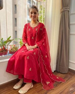 ฤดูกาลนี้ ลองสวมใส่เสื้อปักลายประดับเลื่อมและกระจกแท้ พร้อมกางเกงและผ้าคลุมไหล่ของเรา - Product Image 2