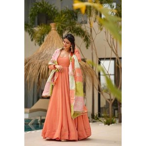 Vestido de Satén de Diseño Artesanal y Pantalón Palazzo con Dupatta, Corte en A y Cintura Imperio para Fiestas - Product Image 3
