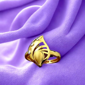 Bague en or plaqué or pour femmes |   Motif floral à deux tons |   Bijoux de fiançailles indiens de luxe - Product Image 5