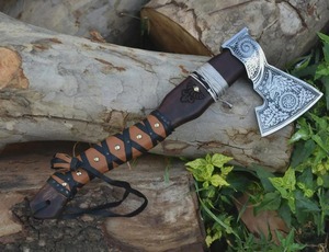 Hacha Vikinga Hecha a Mano de Acero con Alto Contenido de Carbono, Grabada, con Mango de Madera y Funda de Cuero, Regalo Nórdico para Hombres - Product Image 3