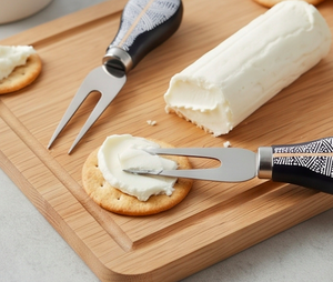 Juego de 4 cuchillos para queso con hojas de acero inoxidable y mangos de madera con diseño, herramientas para untar y servir - Product Image 4