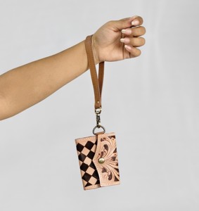 Porte-monnaie miniature en cuir véritable fait main avec motif diamant et embossage floral, bracelet de poignet, style vintage, fermeture à bouton-pression, unisexe - Product Image 2