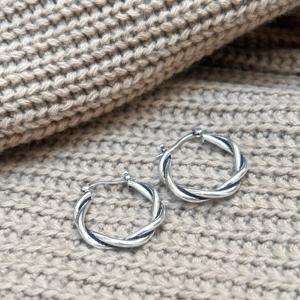 Pendientes de aro minimalistas retorcidos, modernos, de latón para mujer, chapados en plata, geométricos, venta al por mayor, OEM - Product Image 5