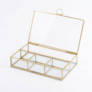 Boîte à bijoux vintage en verre, au design transparent, avec un cadre en métal fini or classique, conçue pour un rangement organisé. - Product Image 4