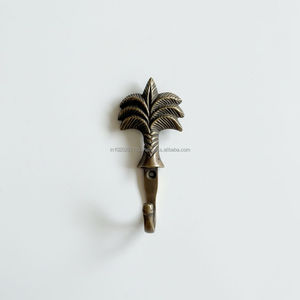 Ganchos de pared de latón elegantes de estilo antiguo con grabado elegante para paredes de sala de estar o pasillo. - Product Image 3