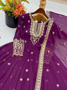 Prix d'usine OEM – Nouvelle Robe Anarkali Prêt-à-porter en Soie, Violet Foncé, Style Traditionnel Indien et Pakistanais, Tenue Ethnique, Longue et Somptueuse - Product Image 4