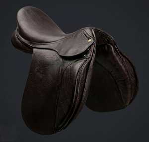 Selle de dressage anglaise internationale en cuir véritable avec arceau en bois, personnalisable, confortable, durable, quincaillerie nickelée sur mesure - Product Image 2