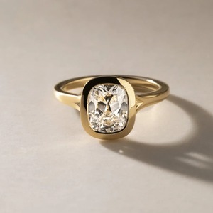 Anillo con Bisel de Diamante Cultivado en Laboratorio de 2.40CT, Corte Cojín, Oro Amarillo, Proveedor de Joyería Nupcial - Product Image 1