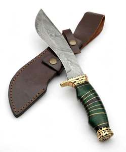 Couteau de terrain utilitaire artisanal en acier Damas recourbé, manche empilé en micarta vert, garde en laiton - Product Image 1