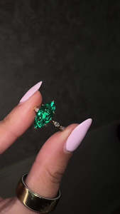Anillo de Oro Sólido de 18k/14k con Esmeralda Natural de Corte Marquesa de 2.40ct, con Laterales de Diamantes Cultivados en Laboratorio y Halo Oculto - Product Image 3