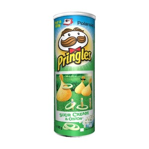 Chips apilables Pringles de crema agria y cebolla con un sabor picante y una experiencia de sabor a patata fresca y crujiente. - Product Image 1