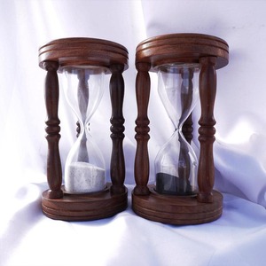 Horloge à sable décorative en bois, idéale pour la méditation, le yoga, la relaxation et la décoration d'étagère, provenant d'Inde. - Product Image 5