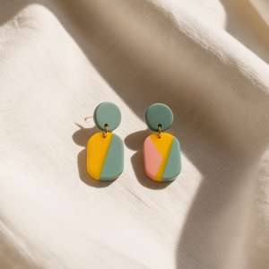 Boucles d'oreilles classiques en résine faites à la main, tendance, aux couleurs vives, essentiels d'été, fabriquées éthiquement, voyage en Inde - Product Image 1