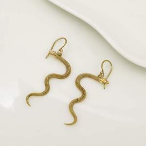Pendientes Colgantes de Serpiente de Latón Chapado en Oro, Joyería de Moda Unisex con Forma de Animal Vintage - Product Image 3
