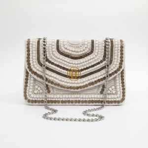 Pochette florale crème perlée avec chaîne dorée – Sac de soirée élégant pour femme - Product Image 6