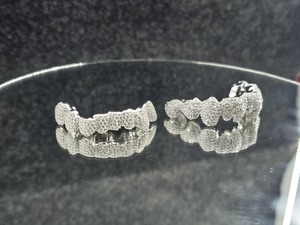 Exportateur indien de grillz en diamant moissanite faits à la main avec un design luxueux et durable en argent 925, disponible au meilleur prix du marché - Product Image 3