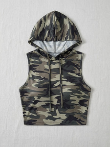 Camiseta corta con capucha sin mangas de camuflaje para mujer, top sin mangas ajustado con cordón, camuflaje personalizado, estilo utilitario elevado para verano. - Product Image 3