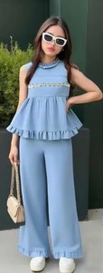 Ensemble deux pièces chic et contemporain : haut peplum à volants et pantalon large bleu poudré – Tenue modeste coordonnée - Product Image 3