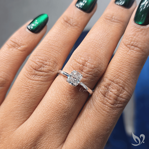 Bague de fiançailles élégante et allongée en diamant coussin, solitaire de 1 carat cultivé en laboratoire, en or blanc 10k, avec bande fine, intemporelle pour demande en mariage - Product Image 5