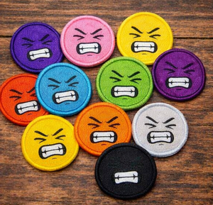 100 parches bordados surtidos con diseño de cara sonriente y cejas elevadas, 10 colores, termoadhesivos o para coser en ropa, bolsos y gorras - Product Image 3