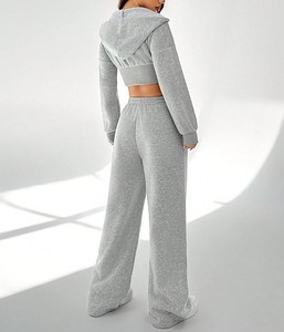 Conjunto de chándal personalizado para mujer con sudadera corta con cremallera frontal, pantalón palazzo de corte relajado, cintura fruncida, joggers oversize y hombros caídos - Product Image 2