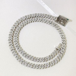 Collier chaîne cubaine personnalisé au design unique, entièrement serti de diamants, pour hommes, bijoux à maillons diamantés pour les soirées et événements hip-hop, disponible à la vente - Product Image 2