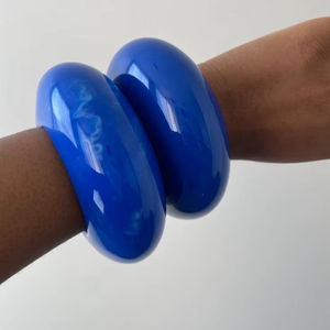 Brazalete de resina azul cobalto intenso, grueso y redondeado, de acrílico sintético, joyería hecha a mano para mujer, pulsera de moda para fiestas y festivales. - Product Image 1