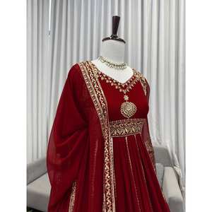 Robe de soirée de créateur pour les fêtes avec fil et séquence pour un look élégant - Product Image 1