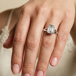 Anillo Solitario Clásico con Corte Esmeralda de 2.50 CT para Mujer en Oro Rosa de 14K con Diamante Cultivado en Laboratorio - Product Image 4