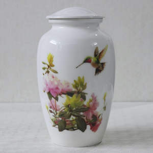 Urne funéraire en porcelaine blanche avec motif de fleurs roses et d'oiseaux en vol pour un hommage commémoratif délicat - Product Image 1