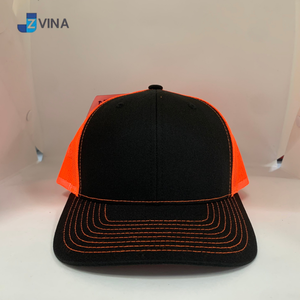 Gorra Trucker de Malla Negra y Naranja de Alta Calidad con Logotipo Personalizado, 6 Paneles, Ajustable, Unisex, Estilo Casual, Hecha en Vietnam - Product Image 2