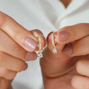 ต่างหูเพชรทรงกลมแบบปลูกในห้องปฏิบัติการสำหรับงานปาร์ตี้ ทองคำแท้ 14K เครื่องประดับชั้นดีสำหรับงานแต่งงาน ของขวัญแทนคำมั่นสัญญาสำหรับเธอ - Product Image 3