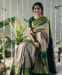 Sari tradicional indio de seda con diseño a cuadros verde y beige con borde dorado para bodas, sari largo hasta el suelo para mujer - Product Image 2