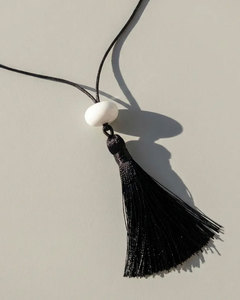 Collier pendentif à pompon noir, pierre blanche, cordon long, style bohème minimaliste, fait main, bijoux bouddhistes, unisexe - Product Image 1