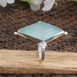 แหวนเงินแท้ 925 ประดับพลอยอะควาแคลซิโดนีสีฟ้าอ่อน แบบฝังขอบ แหวนขายส่งจากผู้ผลิตเครื่องประดับอินเดีย - Product Image 3