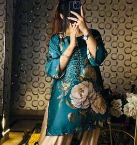 Eleve su estilo con nuestro vestido de diseñador Dray Clean de punto de patrón de manga larga de peso ligero con estampado digital - Product Image 3