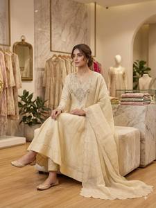 Costume Anarkali en coton beige pour femmes avec col brodé, longueur au sol, coupe ample, tenue traditionnelle indienne pour mariage - Product Image 4