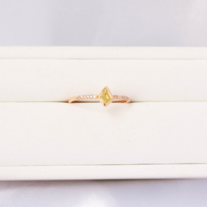Bague en or jaune massif 18 carats avec diamant jaune naturel fantaisie taille bouclier – Solitaire en pierre précieuse losange avec bande pavée de diamants - Product Image 4