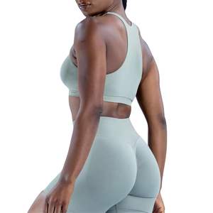 Conjunto de Yoga Personalizado al por Mayor para Mujer con Logotipo Personalizado, Sujetador Deportivo Simple con Espalda Cruzada y Pantalones Cortos de Entrenamiento con Efecto Push-Up, Ropa Deportiva para Gimnasio - Product Image 3