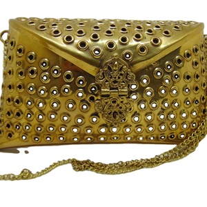 Bolso de mano Repousse con grabado artesanal, estilo vintage, de latón, con correa para el hombro. - Product Image 1