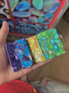 Turquesa Mohave Rectangular en Forma de Cabujón - Gema Natural Certificada GAC con Reverso Plano para Fabricación de Joyería al por Mayor con Efecto de Color - Product Image 3