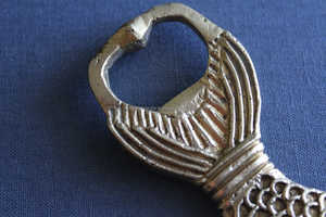 Abrebotellas de diseño de pez vintage de metal de lujo con acabado de esmalte brillante perfecto para accesorios de barra con estilo - Product Image 4